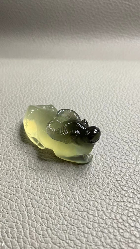 Liontin sapi gradien giok Cui halus Ukuran 48 * 20mm Giok halus dan hangat, gaya yang indah Hanya satu potong termasuk pengiriman dan pajak.