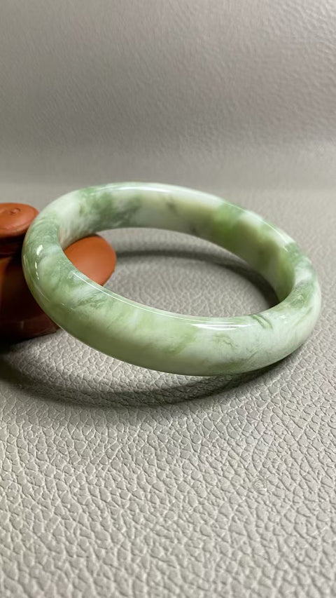 Gelang Cui Giok Minyak Cui Tua Ukuran 61-63mm Ukuran 62.4mm Lebar Sisi 14.1mm Giok terjadi secara alami Pola acak Pengiriman dan pajak sudah termasuk.