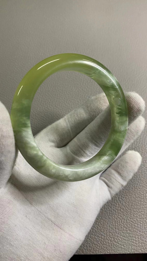 Gelang Milkcap Cui Jade Qingti Alami Ukuran 58-60mm Ukuran 59.3mm Lebar Sisi 12.2mm Giok semuanya terjadi secara alami Pola acak & sudah termasuk pajak pengiriman
