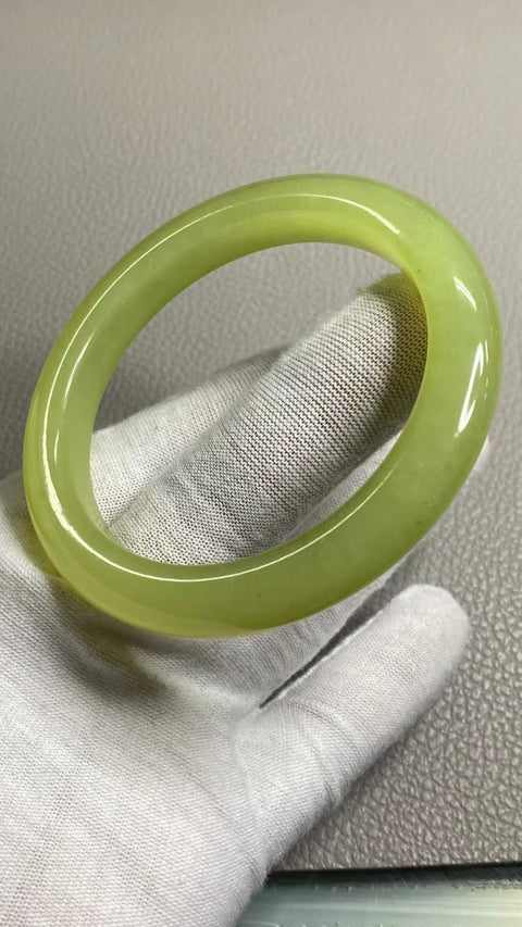 Gelang Kuning Minyak Ayam Giok Cui Giok Alami Ukuran 59-61mm Ukuran 60.5mm Lebar 11mm Giok terjadi secara alami Pola acak Termasuk pajak pengiriman.