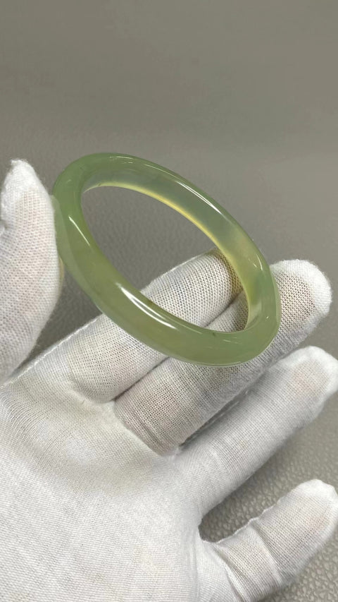 Gelang Hijau Es Giok Cui Giok Halus Ukuran 52-54mm Ukuran 53.8mm Lebar 9.2mm Giok terjadi secara alami Pola acak Pengiriman dan pajak sudah termasuk.