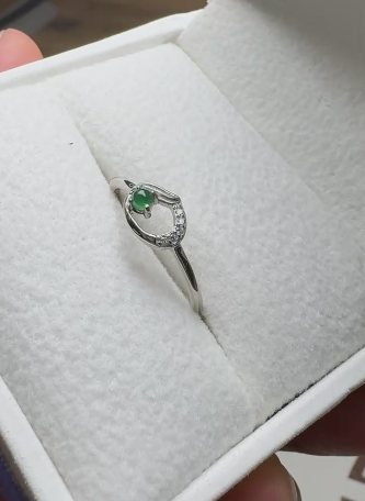 Cincin batu giok Guatemala alami yang terbuat dari perak 925. Batu gioknya bersih, halus, dan hangat.