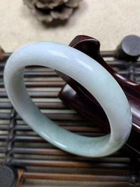 Gelang barang dari batu giok alami Ukuran 57.5 * 12.1 * 7.8mm Batu giok terbentuk secara alami Pola acak Termasuk pajak pengiriman