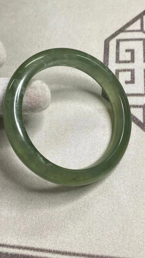 Gelang Giok Cui Giok Hijau Penuh Gelang Giok Terapung Ukuran 63-65mm Ukuran 64.2mm & nbsp; Lebar Sisi 12mm Giok ini semuanya terjadi secara alami Pola acak Termasuk pajak pengiriman.