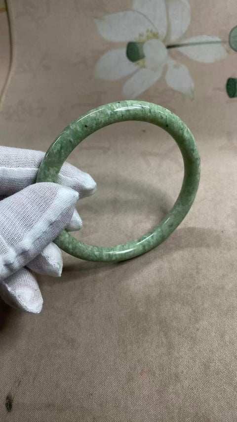 Gelang kecantikan giok Xiuyan yang indah, diameter dalam: 64,2, batu alam dihasilkan secara alami, polanya acak, termasuk pajak pengiriman