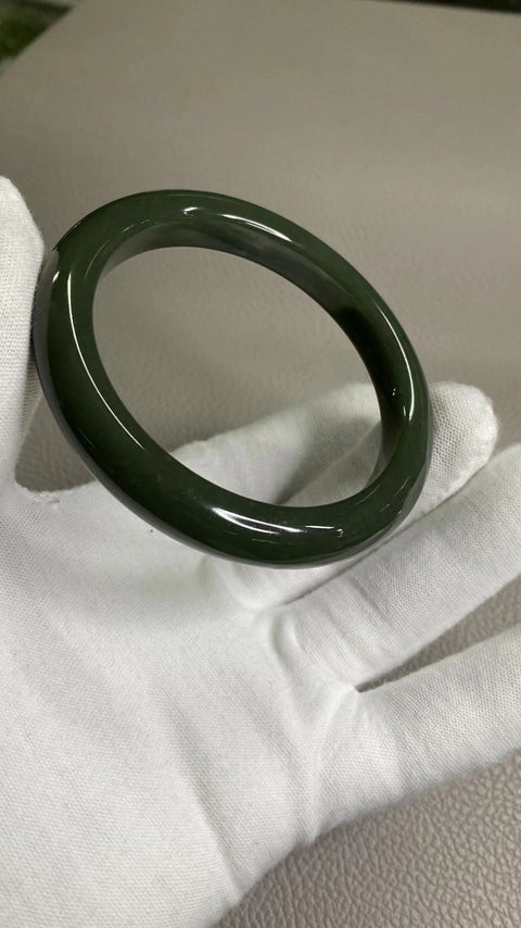 Gelang giok Hetian yang indah, kalibernya cocok untuk dipakai 60-62 lingkaran, lebar batang 11,3 mm, jumlah kartu 61,1 giok halus, giok hemat biaya, giok hemat biaya adalah pola acak yang terjadi secara alami Termasuk pajak pengiriman