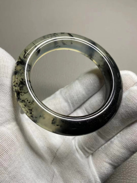 Rupanya Tinta Bangle Tinta Es Giok Cui Jade dalam Giok Ukuran 51-53mm Ukuran 52,5mm Lebar Sisi 12,3mm Giok terjadi secara alami Pola acak Pengiriman dan pajak sudah termasuk.