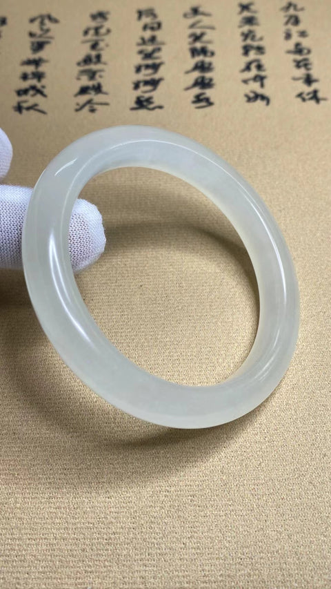 Gelang Cahaya Giok Cui Giok Es Giok Putih Ukuran 57-59mm Ukuran 58.5mm Lebar Sisi 11mm Giok adalah semua yang terjadi secara alami Pola acak Termasuk Pajak Pengiriman