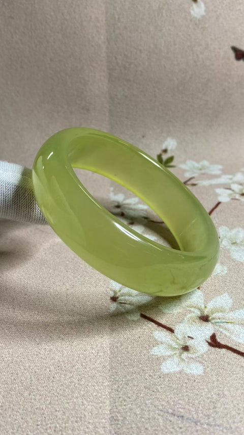 Gelang Lebar Sedang Giok Cui Alami Ukuran 57-59mm Ukuran 58.1mm Lebar Samping 17.7mm Giok terjadi secara alami Pola acak Pengiriman dan pajak sudah termasuk.