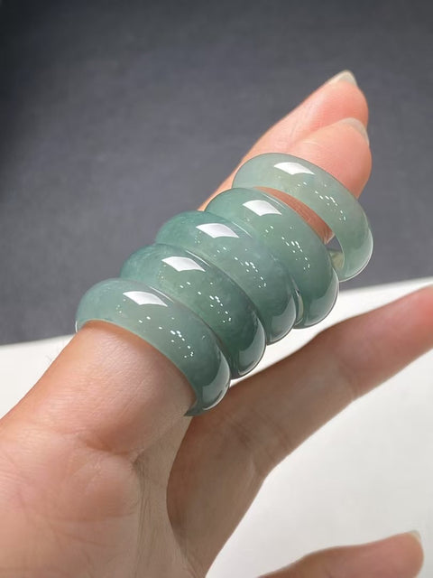 Batu Giok Cincin Air Biru Jadeite Alami adalah batu giok yang halus dan hangat, gaya yang indah, sudah termasuk pajak pengiriman.