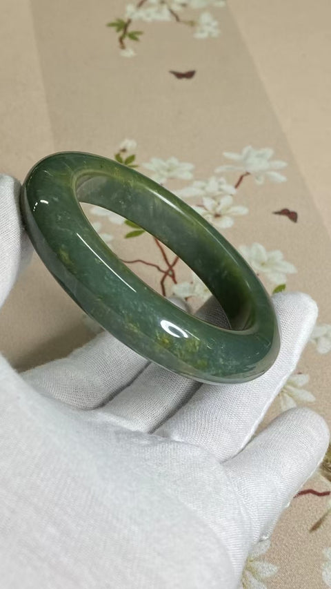 Gelang Gelang Giok Bunga Giok Cui Alami Ukuran 59-61mm Ukuran 60.6mm Lebar Sisi 14mm Giok adalah Pola Bunga yang muncul secara alami Acak Sudah termasuk pajak pengiriman.