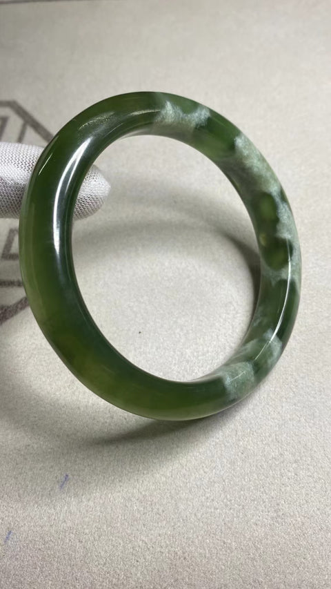 Gelang Giok Cui Giok Hijau Penuh Gelang Giok Terapung Ukuran 63-65mm Ukuran 64.3mm Lebar Samping 12.7mm Giok ini semuanya terjadi secara alami Pola acak Termasuk pajak pengiriman.