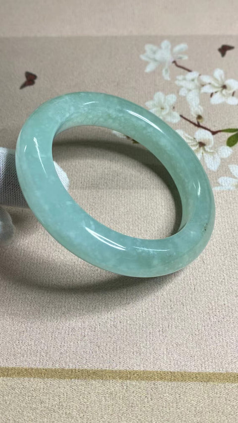 Gelang Jelly Celestite Giok Cui Jade Alami Ukuran 55-57mm Ukuran 56.2mm Lebar Sisi 12.7mm Giok terjadi secara alami Pola acak termasuk pajak pengiriman