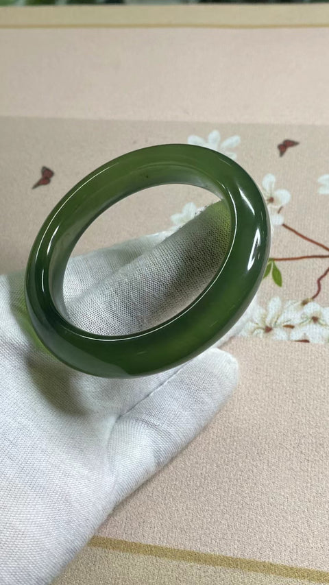 Gelang Hijau Penuh Giok Cui Alami Ukuran 53-55mm Ukuran 54.5mm Lebar Sisi 12.4mm Giok terjadi secara alami Pola acak Pengiriman dan pajak sudah termasuk.