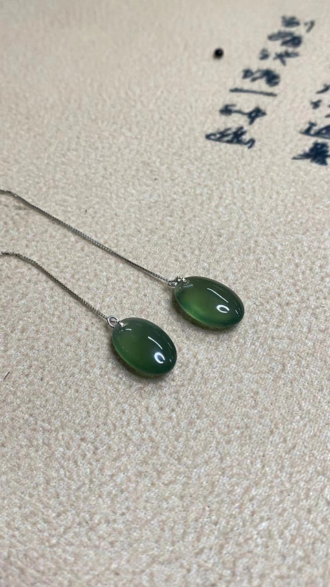 Anting Giok Alami 180 dari 925 Perak Ukuran 10 * 16mm Giok bersih, halus dan hangat.