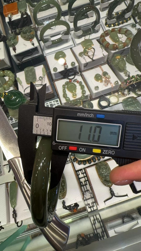 Gelang Giok Hetian Alami Ukuran 65.3mm Lebar Sisi 11mm, Tebal 10.9mm Giok semuanya terjadi secara alami Pola acak termasuk pajak pengiriman