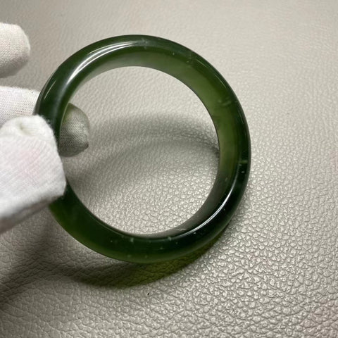 Gelang Hijau Penuh Giok Cui Alami Ukuran 58-60mm Ukuran 59.2mm Lebar Sisi 15.6mm Giok terjadi secara alami Pola acak Pengiriman dan pajak sudah termasuk.