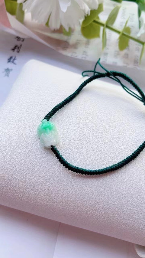 Gelang Pemberani Jadeite Alami Bahan Pit Tua Warna Halus dan Hangat Warna Hijau Pedas Ukuran 1.2 * 0.8 * 0.5 Sudah termasuk ongkos kirim dan pajak.