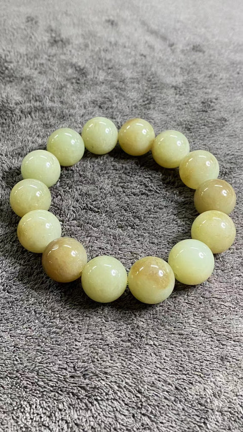 Untaian Giok Kuning dan Putih Ukuran 16mm Giok halus dan hangat dengan pola yang indah Pengiriman dan pajak sudah termasuk.