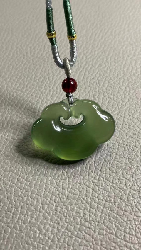 Giok Giok Awan Hijau Cui Giok alami yang bersih, halus dan hangat Ukuran 34,7 * 25,6 mm Sudah termasuk pajak pengiriman.