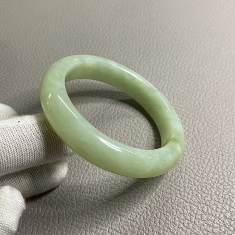Gelang giok halus, kaliber agar sesuai dengan cincin 54, 55, berat karat: 54,5 mm, lebar sisi: 12,8 mm Giok terbentuk secara alami, polanya acak, sudah termasuk ongkos kirim dan pajak.