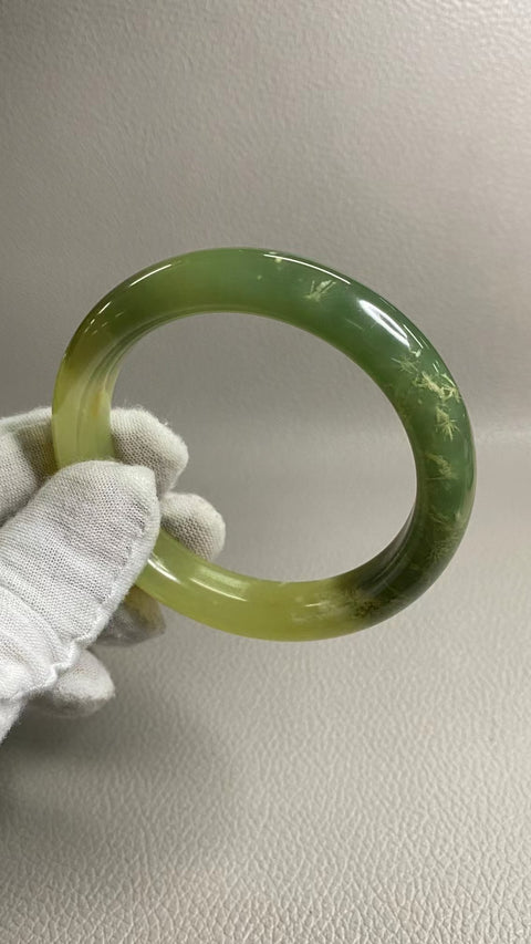 Gelang Giok Giok Bunga Giok Cui & nbsp; Ukuran 57-59mm Ukuran 58.2mm Lebar Sisi 12.4mm Giok ini semuanya muncul secara alami dan polanya acak Sudah termasuk pajak pengiriman.