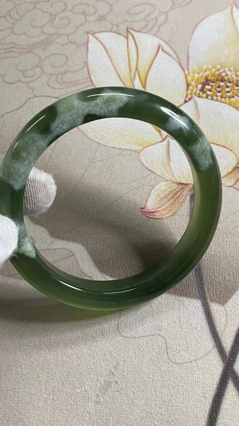 Gelang Hijau Penuh Giok Cui Fine Jade Ukuran 63-65mm Ukuran 64.1mm Lebar Sisi 13mm Giok ini terbentuk secara alami dan polanya acak Sudah termasuk pajak pengiriman.