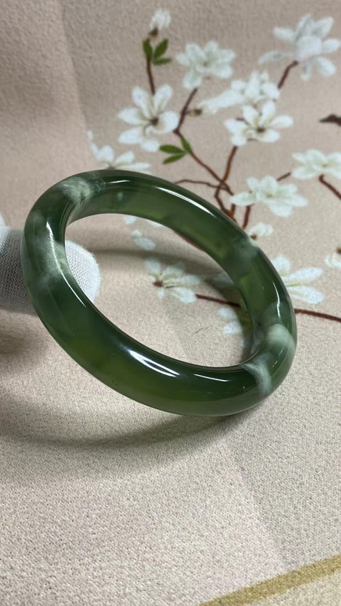 Gelang Bahan Giok Cui Alami 180 Ukuran Gelang 55-57mm Ukuran 56.1mm Lebar Sisi 11.8mm Giok terbentuk secara alami Pola acak Pengiriman dan pajak sudah termasuk.