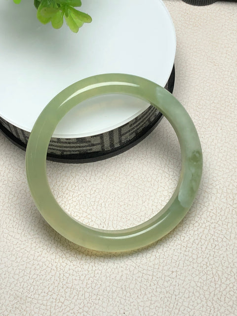 Giok Cui Alami Jia Cui Ping An Bangle Giok halus dan hangat Ukuran Perkiraan: 62 × 12 × 9,2㎜ & nbsp; & nbsp; Giok adalah pola yang terjadi secara alami secara acak Termasuk Pajak Pengiriman