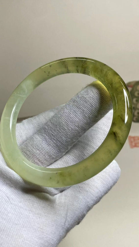 Gelang Lukisan Pemandangan Giok Cui Alami Ukuran 59-61mm Ukuran 60.4mm Lebar Sisi 9.7mm Giok semuanya terjadi secara alami Pola acak termasuk pajak pengiriman