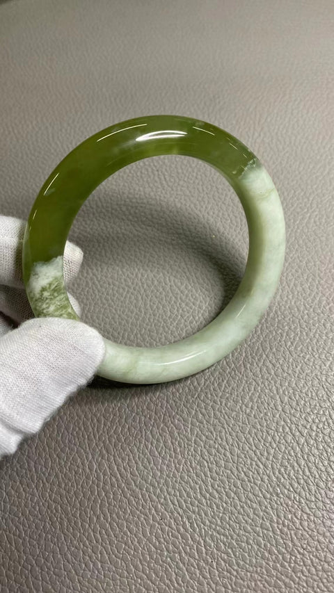 Gelang Cui Giok Warna Musim Semi Alami Warna Cui Gelang Cui Ukuran 60-62mm Ukuran 61.5mm Lebar Sisi 13.2mm Giok semuanya terjadi secara alami Pola acak Termasuk Pajak Pengiriman