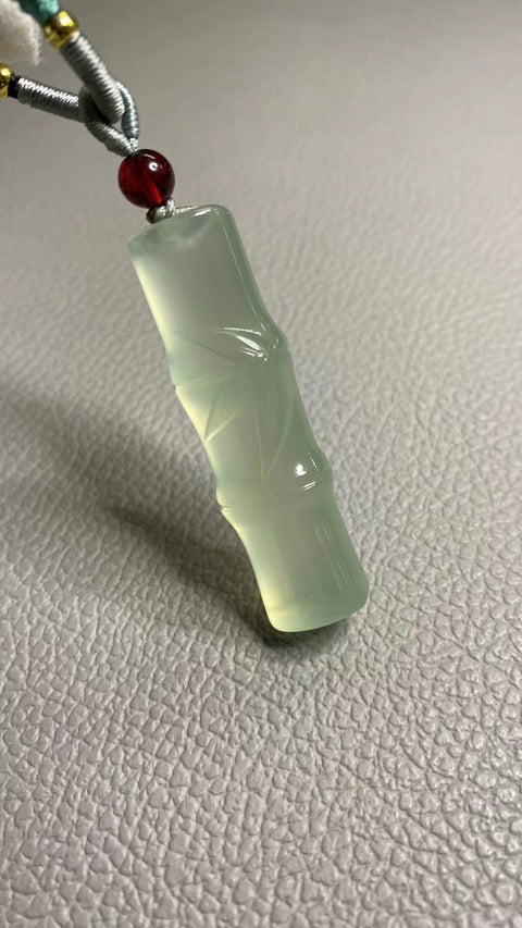 Liontin Bambu Es Tinggi Alami Ukuran 52 * 14.7mm Langkah demi Langkah Giok bersih, halus dan hangat Termasuk pajak pengiriman