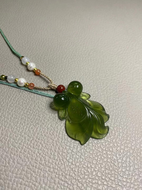 Liontin Hijau Giok Cui Giok Alami Ukuran 42.8 * 30.8mm Giok bersih, halus dan hangat Termasuk pajak pengiriman.