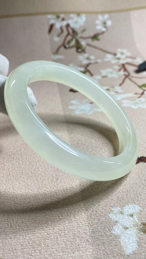 Gelang Es Giok Cui Giok Alami Ukuran 62-64mm Ukuran 63.2mm Lebar Sisi 11.5mm Giok ini semuanya terbentuk secara alami Pola-polanya acak Sudah termasuk ongkos kirim dan pajak.