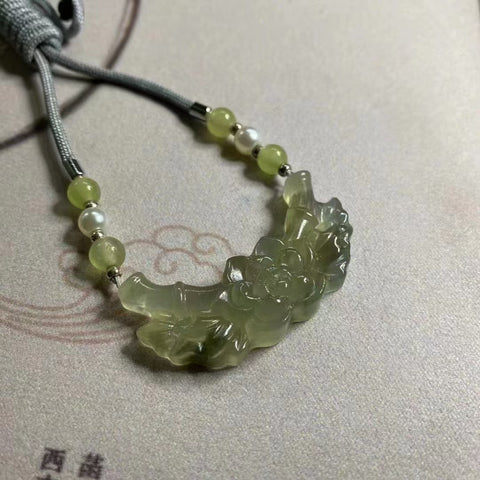 Liontin Giok Cui Alami, simbol kekayaan dan keberuntungan, serta kedamaian melalui bambu. Ukuran 46 * 16mm & nbsp; Giok bersih, halus dan hangat, serta ditata dengan indah, dan diukir dengan tangan.