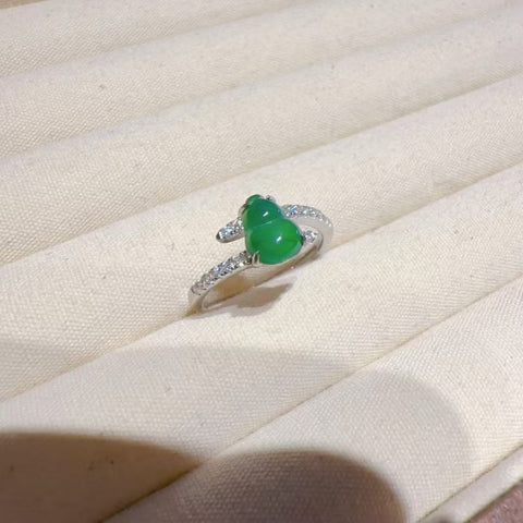 Cincin Labu Jadeite Alami 925 perak bertatahkan perak dengan gaya giok yang bersih, halus dan hangat. 8 * 6mm termasuk pajak pengiriman.