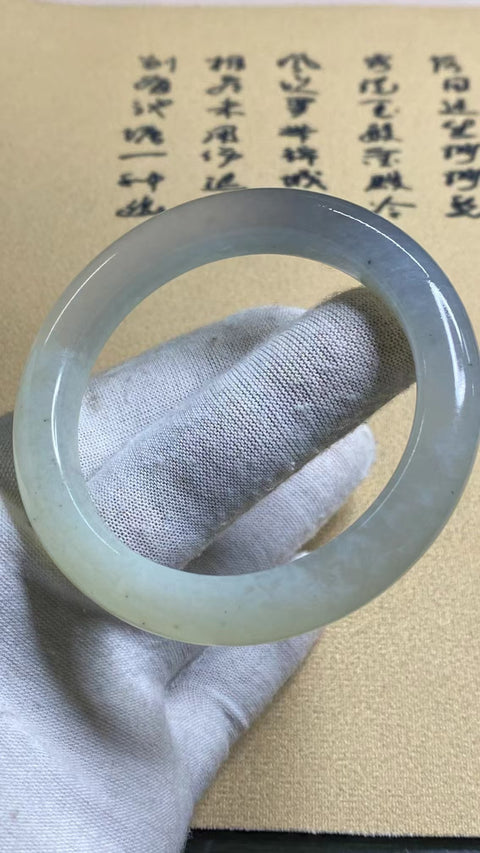 Gelang Es Giok Cui Giok Abu-Abu Alami Ukuran 56-58mm Ukuran 57mm Lebar Sisi 11mm Giok ini terbentuk secara alami dan polanya acak Sudah termasuk pajak pengiriman.