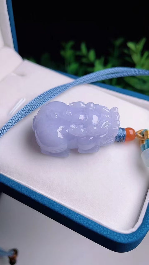 Liontin Pi Jadeite Alami dengan bahan dasar Old Pit yang lembut dan hangat, penuh air, untuk menangkal roh jahat dan membuat Anda tetap aman Ukuran 3,7 * 1,3 cm Warna ungu yang indah Sudah termasuk ongkos kirim dan pajak.