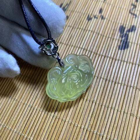 Liontin Rubah Roh Giok Alami Ukuran 24 * 33mm Dua Sisi Es Transparan Berpendar Termasuk pajak pengiriman.