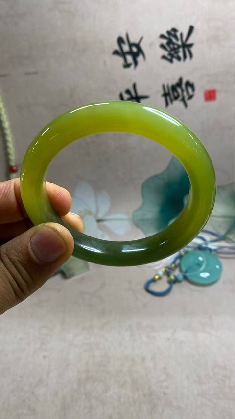 Gelang Air Biru Giok Bunga Giok Xiuyan yang Indah, Diameter dalam Super Biru: 61,5mm, lebar samping: 13,6mm, batu alam dihasilkan secara alami, polanya acak, termasuk pajak pengiriman
