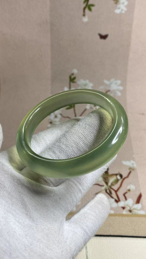 Gelang Hijau Es Giok Cui Giok Alami Ukuran 52-53mm Ukuran 53.5mm Lebar Sisi 11.1mm Giok terjadi secara alami Pola acak Pengiriman dan pajak sudah termasuk.