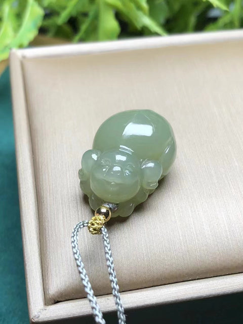 Liontin Anak Giok Giok Hetian Alami Kualitas giok baik-baik saja dan hangat Ukuran 22,5 * 16 * 12mm Kualitas giok bersih dan halus dan hangat Termasuk pajak pengiriman.