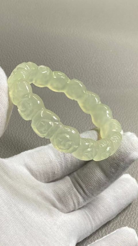 Gelang Bunga Berukir Mawar Giok Cui Giok Alami Ukuran 59-61mm Ukuran 60.1mm Lebar Sisi 13.9mm Giok semuanya terjadi secara alami Pola acak Pajak Pengiriman Termasuk