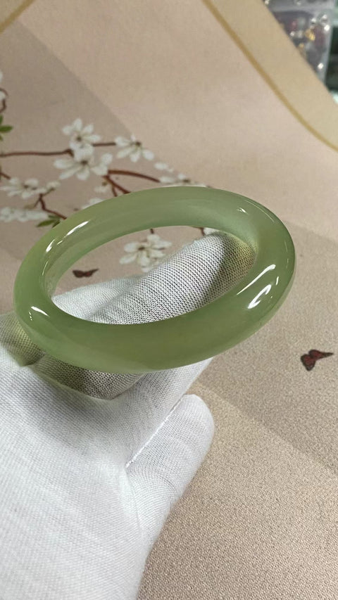 Gelang Hijau Es Giok Cui Giok Alami Ukuran 55-57mm Ukuran 56.5mm Lebar Sisi 11.8mm Giok terjadi secara alami Pola acak termasuk pajak pengiriman.