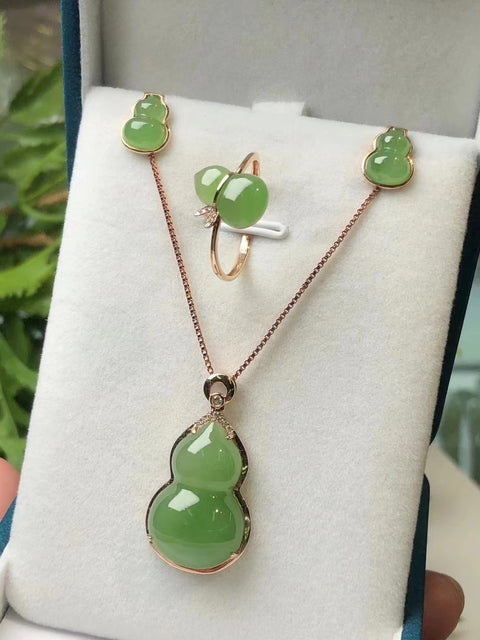 Set Labu Hijau Apel Jasper Alami Set Emas 18k Anting-Anting 10 * 7.8mm Kalung 23 * 15mm Cincin 12 * 8mm Sudah termasuk ongkos kirim dan pajak.