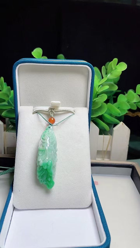 Liontin Kubis Jadeite Alami Bahan Lubang Tua Ukuran Bawah Halus dan Hangat 5.1 * 1.9cm Sudah Termasuk Pajak Pengiriman