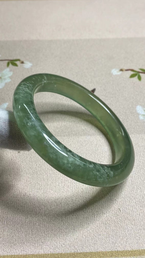 Gelang Gelang Cui Jade Tsingti Milkcap Ukuran 58-60mm Ukuran 59.5mm & nbsp; Lebar Samping 11.5mm Batu giok muncul secara alami dan polanya acak Sudah termasuk pajak pengiriman.