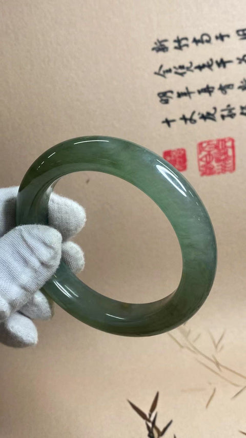 Gelang Giok Bunga Giok Cui Giok Halus Ukuran 57-59mm Ukuran 58.4mm Lebar Sisi 13mm Giok terjadi secara alami dan polanya acak Sudah termasuk ongkos kirim dan pajak.