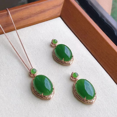 Kalung Jasper Alami dari Emas 18k Ukuran 13 * 18mm Manik-manik Atas 4 * 4mm Giok bersih, halus dan hangat Gaya elegan dan elegan.