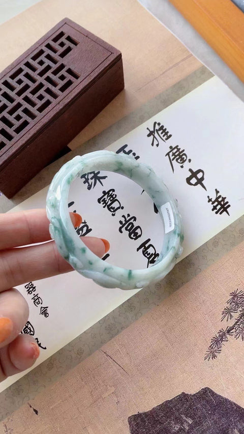 Gelang Bunga Ukiran Jadeite Alami Bahan Pit Tua Bahan Hangat Hangat Bawah Bawah Penuh Ukuran Kepala Penuh 57.4mm Giok semuanya adalah Pola yang terjadi secara alami Pajak Pengiriman Acak Termasuk